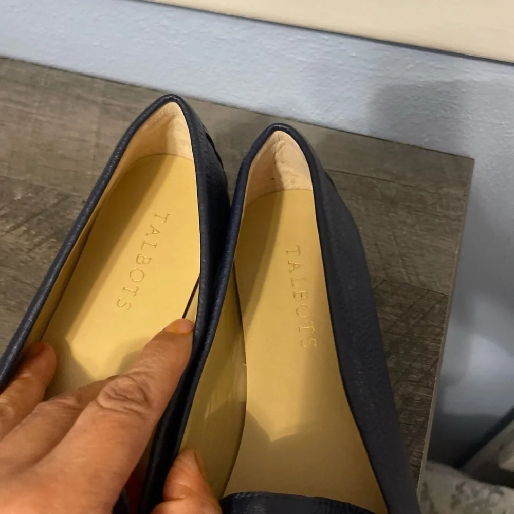 Talbots Navy Blue Leather Loafers with Gold Hardware Made In Vietnam Size 8M